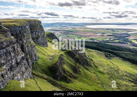 Der wunderschöne Berg Binevenagh in der Nähe von Limavady in Nordirland, Großbritannien. Stockfoto