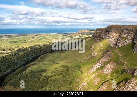 Der wunderschöne Berg Binevenagh in der Nähe von Limavady in Nordirland, Großbritannien. Stockfoto