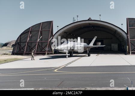 F-35A Lightning IIS ist der 134. Expeditionary Fighter Squadron, Vermont Air National Guard, zugewiesen, bereite dich auf den Start vor für Schild- und Assurance-Missionen über Europa vom Luftwaffenstützpunkt Spangdahlem, Deutschland, 21. Juni 2022. Flugzeuge und Airmen von Vermonts 158.-Kampfflugwerk wurden im Rahmen der laufenden NATO-Bemühungen in Europa für mehr als drei Monate nach Deutschland entsandt. Stockfoto