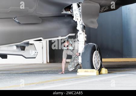 F-35A Lightning IIS ist der 134. Expeditionary Fighter Squadron, Vermont Air National Guard, zugewiesen, bereite dich auf den Start vor für Schild- und Assurance-Missionen über Europa vom Luftwaffenstützpunkt Spangdahlem, Deutschland, 21. Juni 2022. Flugzeuge und Airmen von Vermonts 158.-Kampfflugwerk wurden im Rahmen der laufenden NATO-Bemühungen in Europa für mehr als drei Monate nach Deutschland entsandt. Stockfoto