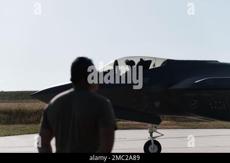 F-35A Lightning IIS ist der 134. Expeditionary Fighter Squadron, Vermont Air National Guard, zugewiesen, bereite dich auf den Start vor für Schild- und Assurance-Missionen über Europa vom Luftwaffenstützpunkt Spangdahlem, Deutschland, 21. Juni 2022. Flugzeuge und Airmen von Vermonts 158.-Kampfflugwerk wurden im Rahmen der laufenden NATO-Bemühungen in Europa für mehr als drei Monate nach Deutschland entsandt. Stockfoto