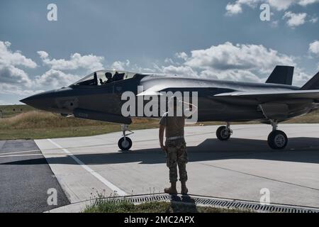 F-35A Lightning IIS ist der 134. Expeditionary Fighter Squadron, Vermont Air National Guard, zugewiesen, bereite dich auf den Start vor für Schild- und Assurance-Missionen über Europa vom Luftwaffenstützpunkt Spangdahlem, Deutschland, 21. Juni 2022. Flugzeuge und Airmen von Vermonts 158.-Kampfflugwerk wurden im Rahmen der laufenden NATO-Bemühungen in Europa für mehr als drei Monate nach Deutschland entsandt. Stockfoto