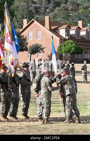 Generalmajor Anthony R. Hale, USA Army Intelligence Center of Excellence und Fort Huachuca kommandierender General übergeben die Farben an Oberst Brendon Dever, was bedeutet, dass er während einer Zeremonie am Historic Brown Parade Field am 24. Juni die Position des 111. Militärgeheimdienstkommandanten der Brigade übernommen hat. Stockfoto