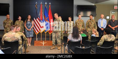 LT. Oberstleutnant Michael C. Cusack, Anwalt des Stabrichters, spricht während einer Zeremonie zu Ehren der Mitglieder des Fort Rucker Soldier and Family Legal Assistance Office, weil sie das einzige Team in den USA sind Die Armee wurde ausgewählt, um den Legal Assistance Distinguished Service Award der American Bar Association in den USA zu erhalten Army Aviation Center of Excellence 24. Juni 2022. Stockfoto