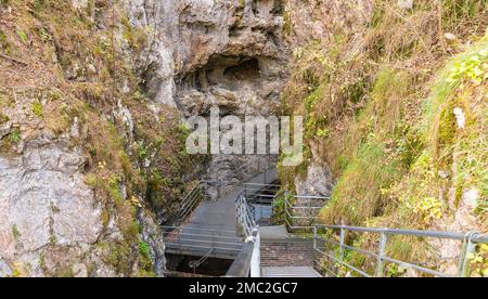 Canyon Rio Sass - Fondo (Borgo d'Anaunia) - Non Valley - Trentino Alto Adige - Norditalien: Ein malerischer Ausflug zwischen engen Felswänden. Stockfoto
