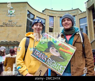 Glasgow, Schottland, Vereinigtes Königreich 21. Januar 2023. Große Menschenmassen verschiedener unterstützender Gruppen nahmen heute um 11 Uhr an der Rally for Trans Equality auf den Stufen der Buchanan-Galerien Teil Credit Gerard Ferry/Alamy Live News Stockfoto