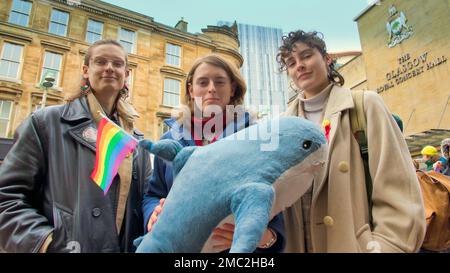 Glasgow, Schottland, Vereinigtes Königreich 21. Januar 2023. Große Menschenmassen verschiedener unterstützender Gruppen nahmen heute um 11 Uhr an der Rally for Trans Equality auf den Stufen der Buchanan-Galerien Teil Credit Gerard Ferry/Alamy Live News Stockfoto