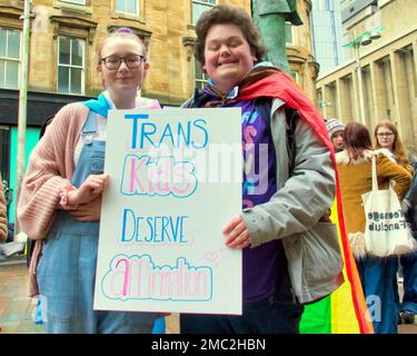 Glasgow, Schottland, Vereinigtes Königreich 21. Januar 2023. Große Menschenmassen verschiedener unterstützender Gruppen nahmen heute um 11 Uhr an der Rally for Trans Equality auf den Stufen der Buchanan-Galerien Teil Credit Gerard Ferry/Alamy Live News Stockfoto