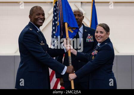 LT. Oberst Kady Griffin, rechts, ausscheidender Befehlshaber der 436. Truppe, gibt das Kommando der 436. FSS an Oberst Phelemon Williams, links, 436. Mission Support Group Commander ab, während einer Zeremonie zum Kommandowechsel im Fitnesscenter der Basis auf der Dover Air Force Base, Delaware, 24. Juni 2022. Team Dover Airmen, Familienmitglieder und Gäste beobachteten, wie Griffin das Kommando an Oberstleutnant Donald Johnson III. Abgab Guidon übernahm die Zeremonie mit Master Sgt. Perry Hardy, 436. FSS erster Sergeant. Stockfoto