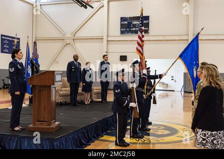 Tech. Sgt. Alicia Garcia, 436. Truppenunterstützungsschwadron Airman Leadership School Instructor, singt die Nationalhymne während der Zeremonie der 436. Truppenunterstützungsschwadron zur Änderung des Kommandos, die am 24. Juni 2022 im Fitnesscenter der Basis auf der Luftwaffenbasis Dover, Delaware, stattfindet. Oberstleutnant Kady Griffin übergab das Kommando an Oberstleutnant Donald Johnson III Der leitende Offizier der Zeremonie war Oberst Phelemon Williams, 436. Befehlshaber der Mission Support Group. Stockfoto