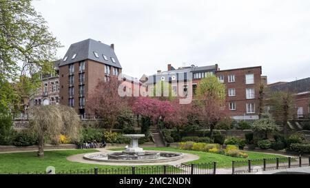 Architektonische Details des Platzes Saint-Germain, einem öffentlichen Garten und Grünbereich in der belgischen Stadt Mons. Stockfoto