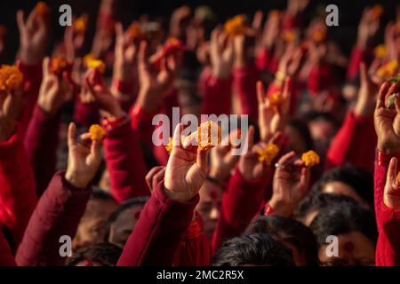 Kathmandu, Nepal. 21. Januar 2023. Am 21. januar 2023 in Kathmandu, Nepal. Frauen bieten Blumen an, während sie im Pashupatinath-Tempel anlässlich der Shree Swasthani Brata Katha ein monatelanges Festival veranstalten, das der Göttin Swasthani und dem Gott Madhav Narayan gewidmet ist. Diese Rituale im Zusammenhang mit der Swasthani Brata Katha finden an den Flussufern in verschiedenen Hindu-Schreinen im ganzen Land statt. (Foto: Abhishek Maharjan/Sipa USA) Guthaben: SIPA USA/Alamy Live News Stockfoto
