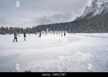 Lake Louise, Alberta, Kanada – 15. Januar 2023: Eine große Gruppe von Menschen fährt Schlittschuhlaufen auf dem gefrorenen See Stockfoto