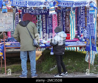 Ein junger Fan besucht einen Stand während des Premier League-Spiels Leicester City vs Brighton and Hove Albion im King Power Stadium, Leicester, Großbritannien, 21. Januar 2023 (Foto: Mark Cosgrove/News Images) Stockfoto