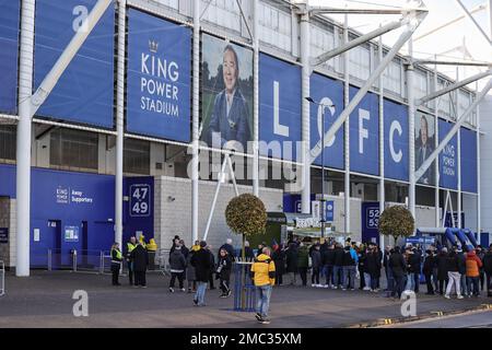 Fans begeben sich während des Premier League-Spiels Leicester City vs Brighton und Hove Albion im King Power Stadium, Leicester, Großbritannien, 21. Januar 2023 (Foto: Mark Cosgrove/News Images) ins King Power Stadium. Stockfoto