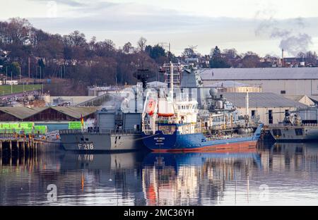 Dundee, Tayside, Schottland, Großbritannien. 21. Januar 2023 UK News: Drei große NATO-Kriegsschiffe aus Deutschland, Polen und dem Vereinigten Königreich sind in Dundee angekommen. Die NATO-Länder beobachten die Entwicklungen im Ukraine-Konflikt sehr genau. Die Ankunft der Schiffe wird die Befürchtungen verstärken, dass die Invasion voranschreitet. Letzte Woche nahm die NATO-Flotte an der NATO-Übung der Dynamischen Garde in der Nordsee Teil, zusammen mit Einheiten der italienischen Marine, der Royal Air Force, der Royal Netherlands Air Force, der Royal Norwegian Air Force und der US Navy. Kredit: Dundee Photographics/Alamy Live News Stockfoto