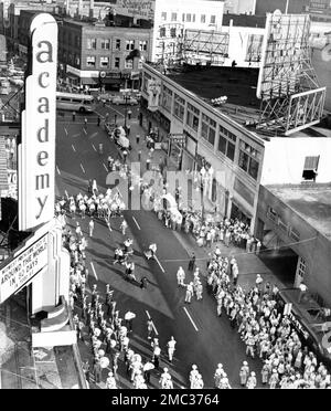 Mid-West Premiere bei der großen Wiedereröffnung der 12. 1957 Academy (früher The Shubert und dann Alvin) Movie Theatre in Minneapolis von DAVID NIVEN CANTINFLAS und SHIRLEY MacLaine in 80 TAGEN in ALLER WELT 1956 Regisseur MICHAEL ANDERSON Novel Jules Verne Michael Todd Company / United Artists Stockfoto