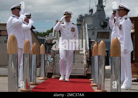 220624-N-LN285-3452 JOINT BASE PEARL HARBOR-HICKAM (24. Juni 2022) -- Captain Dave Cox, Commander, Submarine Squadron 7 (CSS-7) wird zum ersten Mal nach der Zeremonie des Kommandowechsels an den historischen U-Boot-Piers der Joint Base Pearl Harbor-Hickam, Juni 24 an Land geleitet. Während der Zeremonie, die auf dem schnell angreifenden U-Boot USS Charlotte (SSN 766) der Los Angeles-Klasse stattfand, löste Captain Dave Cox aus Carrollton, Texas, Captain Michael Majewski aus Toledo, Ohio, als CSS-7 commodore ab. Stockfoto