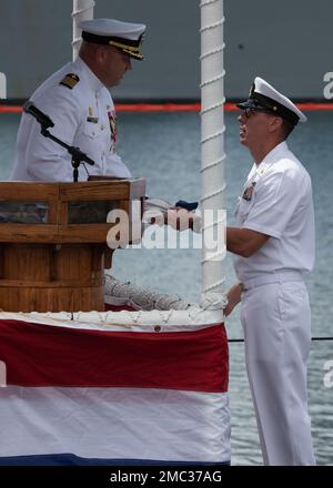 220624-N-LN285-3289 GEMEINSAMER STÜTZPUNKT PEARL HARBOR-HICKAM (24. Juni 2022) -- Kapitän Michael Majewski erhält seinen Wimpel von Kommandomeisterchef Nathan Chappelle während der Zeremonie zum Kommandowechsel für die U-Boot-Staffel 7 (CSS-7) an den historischen U-Boot-Piers der Joint Base Pearl Harbor-Hickam, Juni 24. Während der Zeremonie, die auf dem schnell angreifenden U-Boot USS Charlotte (SSN 766) der Los Angeles-Klasse stattfand, löste Captain Dave Cox aus Carrollton, Texas, Majewski ab, Aus Toledo, Ohio, als CSS-7 commodore. Stockfoto