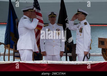 220624-N-LN285-3308 JOINT BASE PEARL HARBOR-HICKAM (24. Juni 2022) -- Captain Dave Cox aus Carrollton, Texas, entlastet Captain Michael Majewski aus Toledo, Ohio, als commodore der U-Boot-Geschwader 7 während der Zeremonie zum Kommandowechsel an den historischen U-Boot-Piers in Joint Base, Pearl Harbor, 24. Juni 2022, Hickam. Die Zeremonie fand auf dem schnell angreifenden U-Boot USS Charlotte (SSN 766) der Klasse Los Angeles statt. Stockfoto