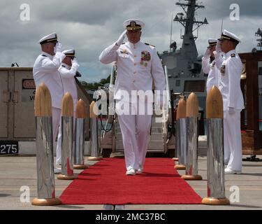 220624-N-LN285-3441 GEMEINSAMER STÜTZPUNKT PEARL HARBOR-HICKAM (24. Juni 2022) -- Kapitän Michael Majewski wird zum letzten Mal an Land geleitet, nachdem er das Kommando der U-Boot-Staffel 7 (CSS-7) nach der Zeremonie des Kommandowechsels an den historischen U-Boot-Piers der Joint Base Pearl Harbor-Hickam, Juni 24, übergeben hat. Während der Zeremonie, die auf dem schnell angreifenden U-Boot USS Charlotte (SSN 766) der Los Angeles-Klasse stattfand, löste Captain Dave Cox aus Carrollton, Texas, Captain Michael Majewski aus Toledo, Ohio, als CSS-7 commodore ab. Stockfoto