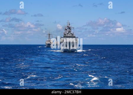 220623-N-CH260-1124 PAZIFISCHER OZEAN (23. Juni 2022) Royal Australian Navy AUX Oiler Replenishment ship HMAS Supply (AO 195), rechts, Arleigh Burke-Klasse Lenkraketen-Zerstörer USS Gridley (DDG 101), Und USS Spruance (DDG 111), der Lenkraketen-Zerstörer der Arleigh Burke-Klasse, segelt in Formation mit Abraham Lincoln Carrier Strike Group (ABECSG), Japan Maritime Self-Defense Force und LIEF Schiffe. ABECSG führt derzeit Routineoperationen in der US 3.-Flotte durch. Als integraler Bestandteil der US-Pazifikflotte führt die US-3.-Flotte die Seestreitkräfte im Indo-Pazifik an und liefert die realistischen, relevanten Informationen Stockfoto