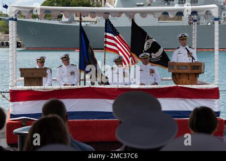 220624-N-LN285-3382 JOINT BASE PEARL HARBOR-HICKAM (24. Juni 2022) -- Captain Dave Cox spricht während der Zeremonie zum Kommandowechsel für Submarine Squadron 7 (CSS-7) an den historischen U-Boot-Piers der Joint Base Pearl Harbor-Hickam, 24. Juni. Während der Zeremonie, die auf dem schnell angreifenden U-Boot USS Charlotte (SSN 766) der Los Angeles-Klasse stattfand, löste Captain Dave Cox aus Carrollton, Texas, Captain Michael Majewski aus Toledo, Ohio, als CSS-7 commodore ab. Stockfoto