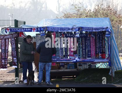 Leicester, England, 21. Januar 2023. Ein Schal-Verkäufer vor dem Spiel der Premier League im King Power Stadium, Leicester. Das Bild sollte lauten: Darren Staples/Sportimage Stockfoto