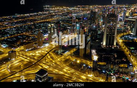 Blick aus der Vogelperspektive auf Dubai, Vereinigte Arabische Emirate, vom Gipfel des weltweit höchsten Wolkenkratzers, Burj Khalifa. Stockfoto