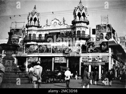 Riesiges MAJESTÄTISCHES Kino/Kino im Jahr 1934 in Peshawar oder Delhi, Indien Stockfoto