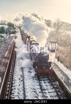 44932 loco LMS Stanier Class Black 5 4-6-0 4932 Cumbrian Mountain Express 21. Januar 2023 Durchqueren von Long Preston mit einem guten Dampfstoß. Stockfoto