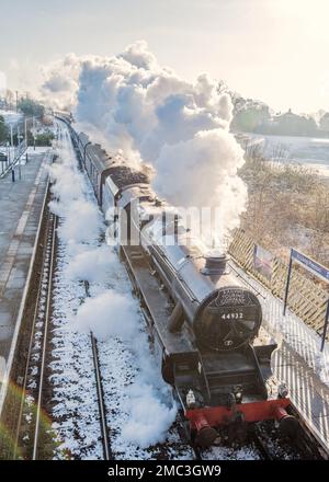 44932 loco LMS Stanier Class Black 5 4-6-0 4932 Cumbrian Mountain Express 21. Januar 2023 Durchqueren von Long Preston mit einem guten Dampfstoß. Stockfoto