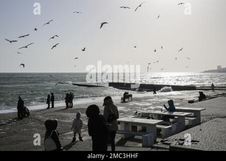 Odessa, Ukraine. 19. Januar 2023. Man sieht Leute, die in der Nähe des Lanzheron-Strandes spazieren gehen. Sonniger Morgen auf Lanzheron Beach Credit: SOPA Images Limited/Alamy Live News Stockfoto