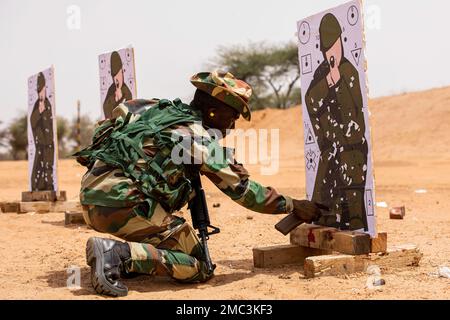 Ein senegalesischer Soldat der Streitkräfte (SAF) überprüft den Aufprall auf das Ziel in einem M-4-Karbiner-Schießstand während des African Lion 22 in Dodji, Senegal, 24. Juni 2022.African Lion 22 ist ein US-amerikanischer Die größte gemeinsame jährliche Übung des Kommandos Afrika, die von Marokko, Ghana, Senegal und Tunesien veranstaltet wird, vom 6. Bis 30. Juni. Mehr als 7.500 Teilnehmer aus 28 Ländern und der NATO trainieren zusammen mit dem Schwerpunkt auf der Verbesserung der Bereitschaft für US-Streitkräfte und Partner-Nationalstreitkräfte. AL22 ist eine gemeinsame, bereichsübergreifende, aus mehreren Komponenten bestehende und multinationale Übung, die ein breites Spektrum an Missionskapazitäten einsetzt, um die Interoperabilität zu stärken Stockfoto