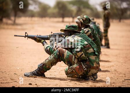 Ein Soldat der senegalesischen Streitkräfte (SAF) übt während des Afrikanischen Löwen 22 in Dodji, Senegal, am 24. Juni 2022 einen M-4-Karabiner zu feuern. Der afrikanische Löwe 22 ist in den USA Die größte gemeinsame jährliche Übung des Kommandos Afrika, die von Marokko, Ghana, Senegal und Tunesien veranstaltet wird, vom 6. Bis 30. Juni. Mehr als 7.500 Teilnehmer aus 28 Ländern und der NATO trainieren zusammen mit dem Schwerpunkt auf der Verbesserung der Bereitschaft für US-Streitkräfte und Partner-Nationalstreitkräfte. AL22 ist eine gemeinsame, bereichsübergreifende, mehrkomponentige und multinationale Übung, bei der ein breites Spektrum an Missionskapazitäten eingesetzt wird, um die Interoperabilität zwischen Teilnehmern und Set zu stärken Stockfoto