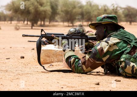 Ein Soldat der senegalesischen Streitkräfte (SAF) übt während des Afrikanischen Löwen 22 in Dodji, Senegal, am 24. Juni 2022 einen M-4-Karabiner zu feuern. Der afrikanische Löwe 22 ist in den USA Die größte gemeinsame jährliche Übung des Kommandos Afrika, die von Marokko, Ghana, Senegal und Tunesien veranstaltet wird, vom 6. Bis 30. Juni. Mehr als 7.500 Teilnehmer aus 28 Ländern und der NATO trainieren zusammen mit dem Schwerpunkt auf der Verbesserung der Bereitschaft für US-Streitkräfte und Partner-Nationalstreitkräfte. AL22 ist eine gemeinsame, bereichsübergreifende, mehrkomponentige und multinationale Übung, bei der ein breites Spektrum an Missionskapazitäten eingesetzt wird, um die Interoperabilität zwischen Teilnehmern und Set zu stärken Stockfoto