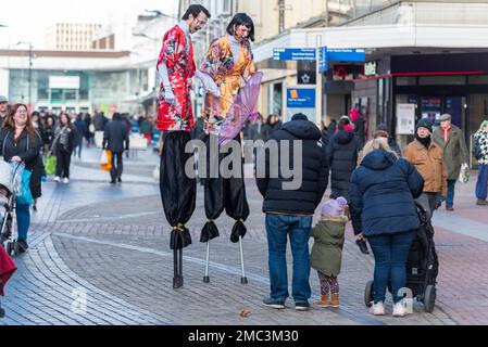 High Street, Southend on Sea, Essex, Großbritannien. 21. Januar 2023. Zur Feier des chinesischen Neujahrs organisierte das BID-Team von Southend City Pfahlwalzer in traditionellen Kostümen, um die High Street aufzuhellen. Southend BIETET die Business Improvement District (BID) Company für Southend an, die die Interessen der Stadt fördert. Southend verlor ein Angebot für £26,5 Millionen US-Dollar an staatlichen Mitteln zur „Nivellierung“ von Mitteln für eine Reihe von Straßen- und Stadterneuerungen Stockfoto