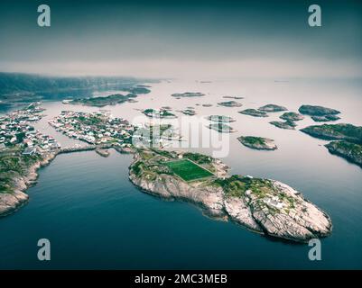 Ein Drohnenfoto vom Henningsvaer-Stadion auf einer Insel in Norwegen Stockfoto