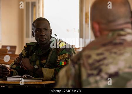 Soldat der senegalesischen Streitkräfte (SAF), nimmt an einem Treffen mit den USA Teil Army Major Daniel Wilkers, mit Manöver Company Advisor Team, während African Lion 22 in Dodji, Senegal, 24. Juni 2022. Der afrikanische Löwe 22 ist in den USA Die größte gemeinsame jährliche Übung des Kommandos Afrika, die von Marokko, Ghana, Senegal und Tunesien veranstaltet wird, vom 6. Bis 30. Juni. Mehr als 7.500 Teilnehmer aus 28 Ländern und der NATO trainieren zusammen mit dem Schwerpunkt auf der Verbesserung der Bereitschaft für US-Streitkräfte und Partner-Nationalstreitkräfte. AL22 ist eine gemeinsame, bereichsübergreifende, mehrteilige und multinationale Übung, die eine ganze Reihe von Missionskapazitäten mit einsetzt Stockfoto