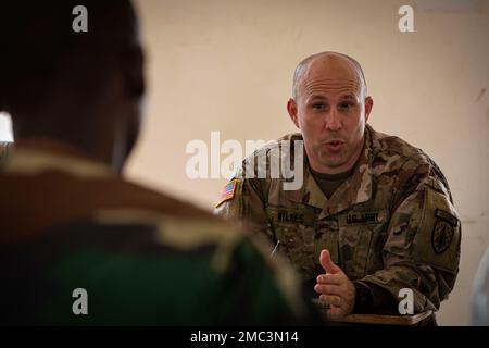 USA Army Major Daniel Wilkers, mit Manöver Company Advisor Team, nimmt an einem Treffen mit einem senegalesischen Soldaten der Streitkräfte (SAF) während der African Lion 22 in Dodji, Senegal, am 24. Juni 2022 Teil. Der afrikanische Löwe 22 ist in den USA Die größte gemeinsame jährliche Übung des Kommandos Afrika, die von Marokko, Ghana, Senegal und Tunesien veranstaltet wird, vom 6. Bis 30. Juni. Mehr als 7.500 Teilnehmer aus 28 Ländern und der NATO trainieren zusammen mit dem Schwerpunkt auf der Verbesserung der Bereitschaft für US-Streitkräfte und Partner-Nationalstreitkräfte. AL22 ist eine gemeinsame, bereichsübergreifende, mehrteilige und multinationale Übung, die eine ganze Reihe von Missionskapazitäten mit einsetzt Stockfoto