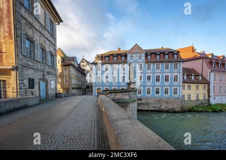 Kaiserin Cunigunde Statue und Heller Haus an der unteren Brücke (untere Brucke) - Bamberg, Bayern, Deutschland Stockfoto