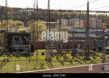 Göteborg, Schweden - Mai 01 2022: Elektrische Transformatorstation in der Nähe von Wohnhäusern Stockfoto