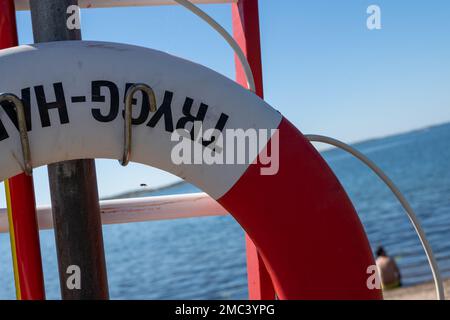 Göteborg, Schweden - Juni 24 2022: Nahaufnahme einer rot-weißen Rettungsweste am Meer Stockfoto