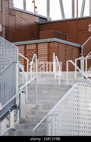 Malmö, Schweden - Juli 09 2022: Betontreppen mit weißen Geländern Stockfoto