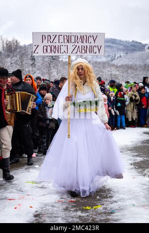 Milowka, Polen. 21. Januar 2023. Gody Zywieckie: Traditionelle Winterparade von „Dziady“, die in der Zywiec-Region üblich ist und in traditionellem Brautkostüm gekleidet ist. Kredit: Aleksandra Tokarz/Alamy Live News Stockfoto