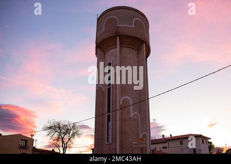 Château d'Eau dans paysage urbain. Toulouges, le 26 décembre 2020. Wasserturm in städtischer Landschaft. Toulouges, 26. Dezember 2020. Stockfoto