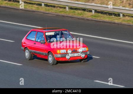 1986 80s Red FORD FIESTA HOLIDAY 1117cc 5-Gang-Auto mit Schaltgetriebe, kleiner Familienwagen aus den Achtzigerjahren; Fahrt auf der Autobahn M61, Großbritannien Stockfoto