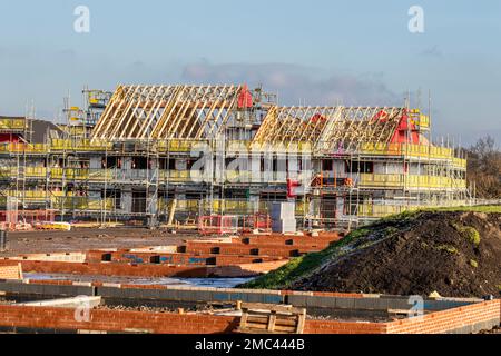 Keepmoat Homes Immobilienentwickler, eine Entwicklungsstätte in Chorley. Bauarbeiter beginnen mit dem Bau dieses großen neuen Wohnsitzes. Klober Permo Air Open Underlay Dachentlüftungsfilz, Dächer Holzlatten Dormer, Ridge Brett, Sparren und Dormer Konstruktion, Dachträger, Wangenfaszienbrett Holzbretter Soffit Rahmen und Verkleidungen Apex Dachhölzer. Dachdachdachhaus auf grünem Grundstück. Keepmoat Farington Mews Development, Großbritannien Stockfoto