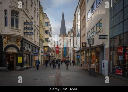 Remigiusstraße, belebte Straße und Bonner Münsterkirche - Bonn, Deutschland Stockfoto