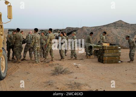 USA Soldaten mit Alpha Battery, 2. Bataillon, 218. Feldartillerie, Oregon National Guard, entladen und stapeln Munition für eine Live-Feuerübung während der African Lion 22 im Ben Ghilouf Training Area, Tunesien, 25. Juni 2022. Der afrikanische Löwe 2022 ist in den USA Die größte, wichtigste, gemeinsame, jährliche Übung des Africa Command, die von Marokko, Ghana, Senegal und Tunesien veranstaltet wird, vom 6. Bis 30. Juni. Mehr als 7.500 Teilnehmer aus 28 Ländern und der NATO trainieren zusammen mit dem Schwerpunkt auf der Verbesserung der Bereitschaft für US-Streitkräfte und Partner-Nationalstreitkräfte. AL22 ist eine gemeinsame, bereichsübergreifende, mehrkomponentenübergreifende und multinationale Übung, bei der ein eingesetzt wird Stockfoto